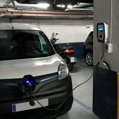Cargador para coche eléctrico por Azira Montajes Eléctricos
